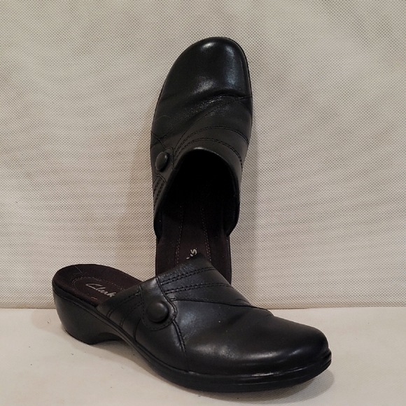 CLARKS BLACK LEATHER 1-3/4" HEEL SLIP-ON SHOES (sz 6) - Picture 1 of 6